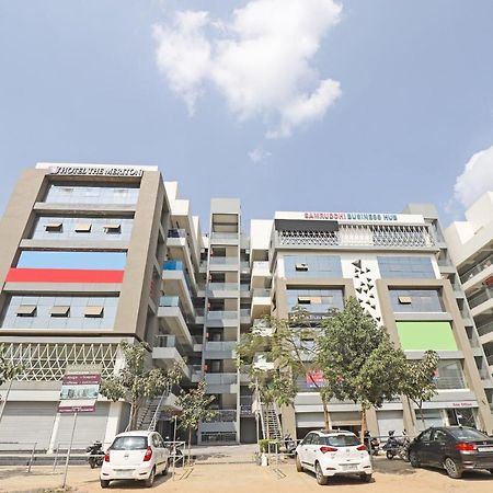 Oyo Flagship 86605 Hotel The Meriton Ahmedabad Buitenkant foto