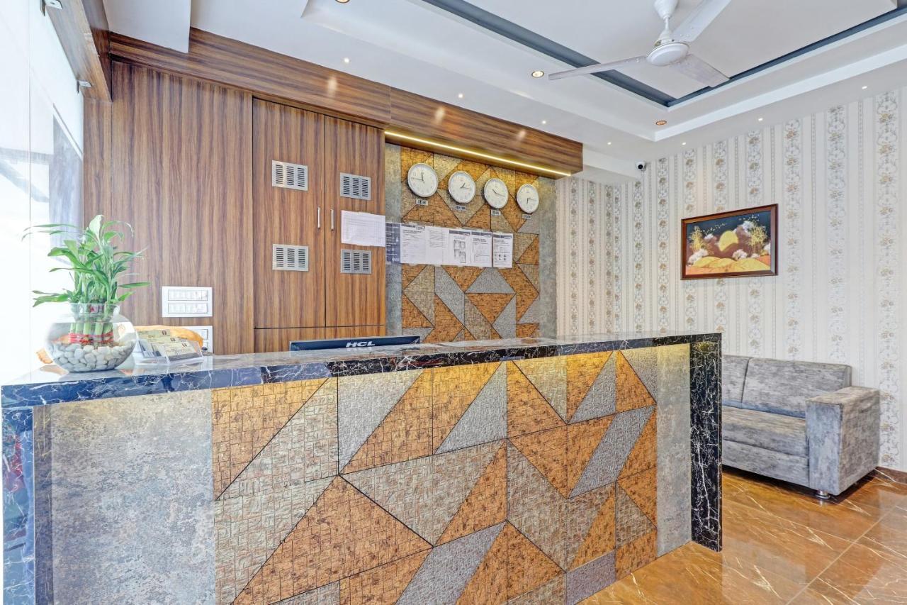 Oyo Flagship 86605 Hotel The Meriton Ahmedabad Buitenkant foto