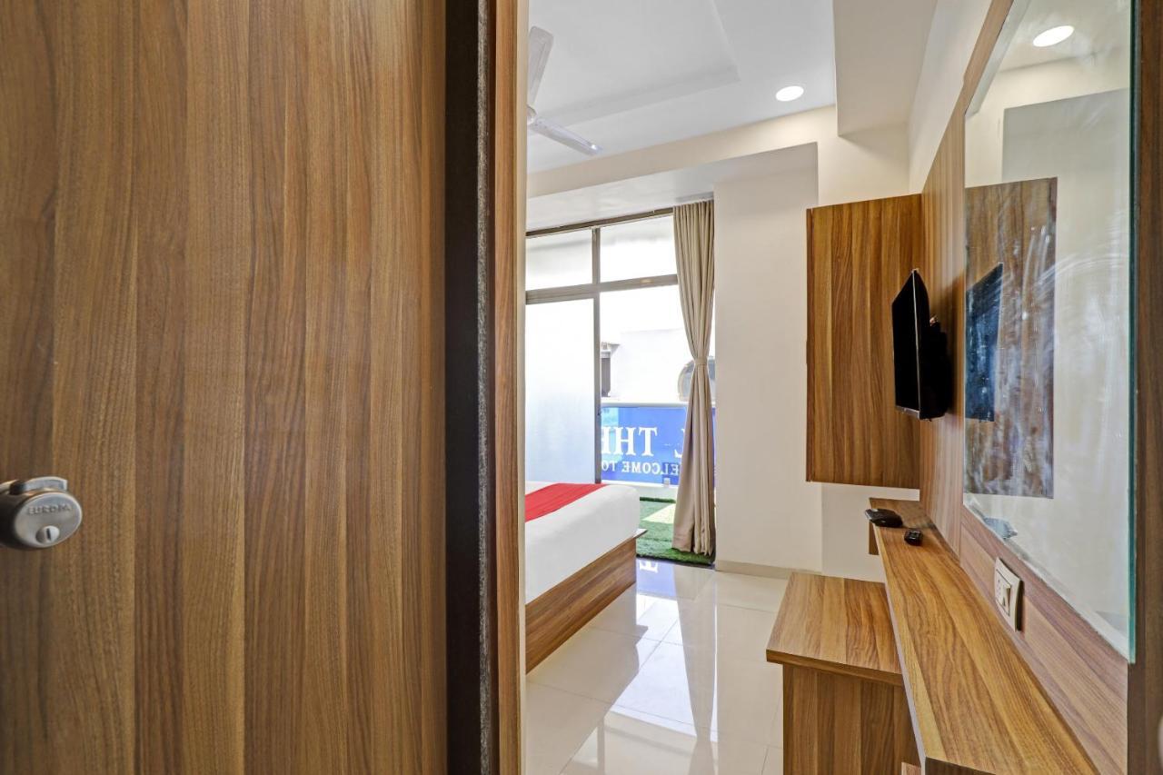 Oyo Flagship 86605 Hotel The Meriton Ahmedabad Buitenkant foto