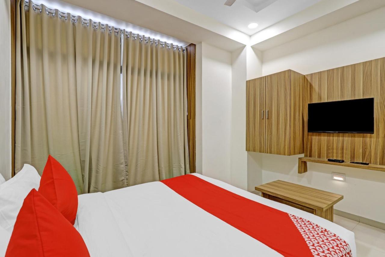 Oyo Flagship 86605 Hotel The Meriton Ahmedabad Buitenkant foto