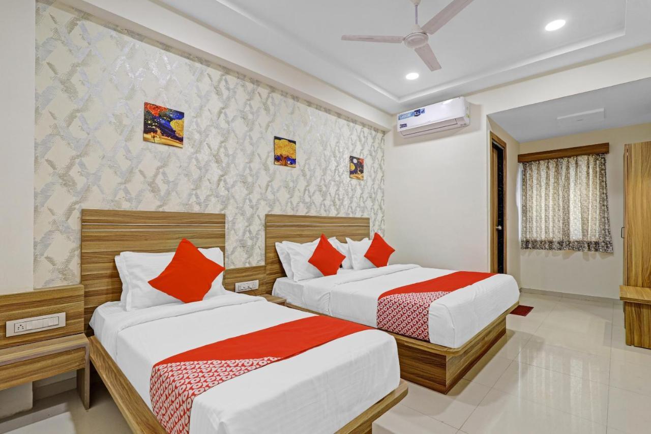 Oyo Flagship 86605 Hotel The Meriton Ahmedabad Buitenkant foto