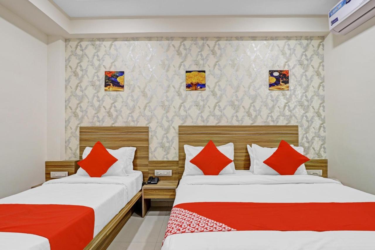 Oyo Flagship 86605 Hotel The Meriton Ahmedabad Buitenkant foto
