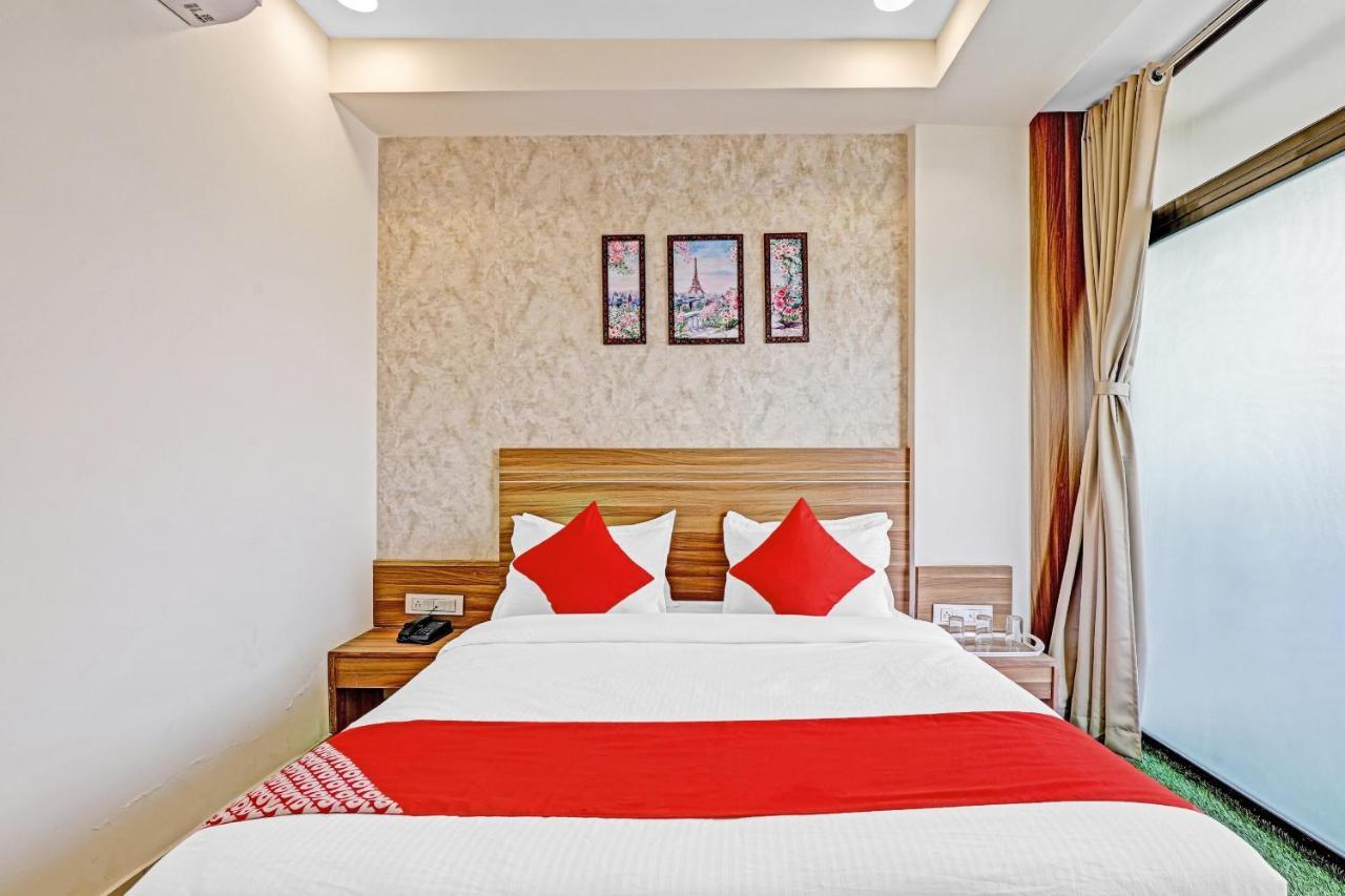 Oyo Flagship 86605 Hotel The Meriton Ahmedabad Buitenkant foto