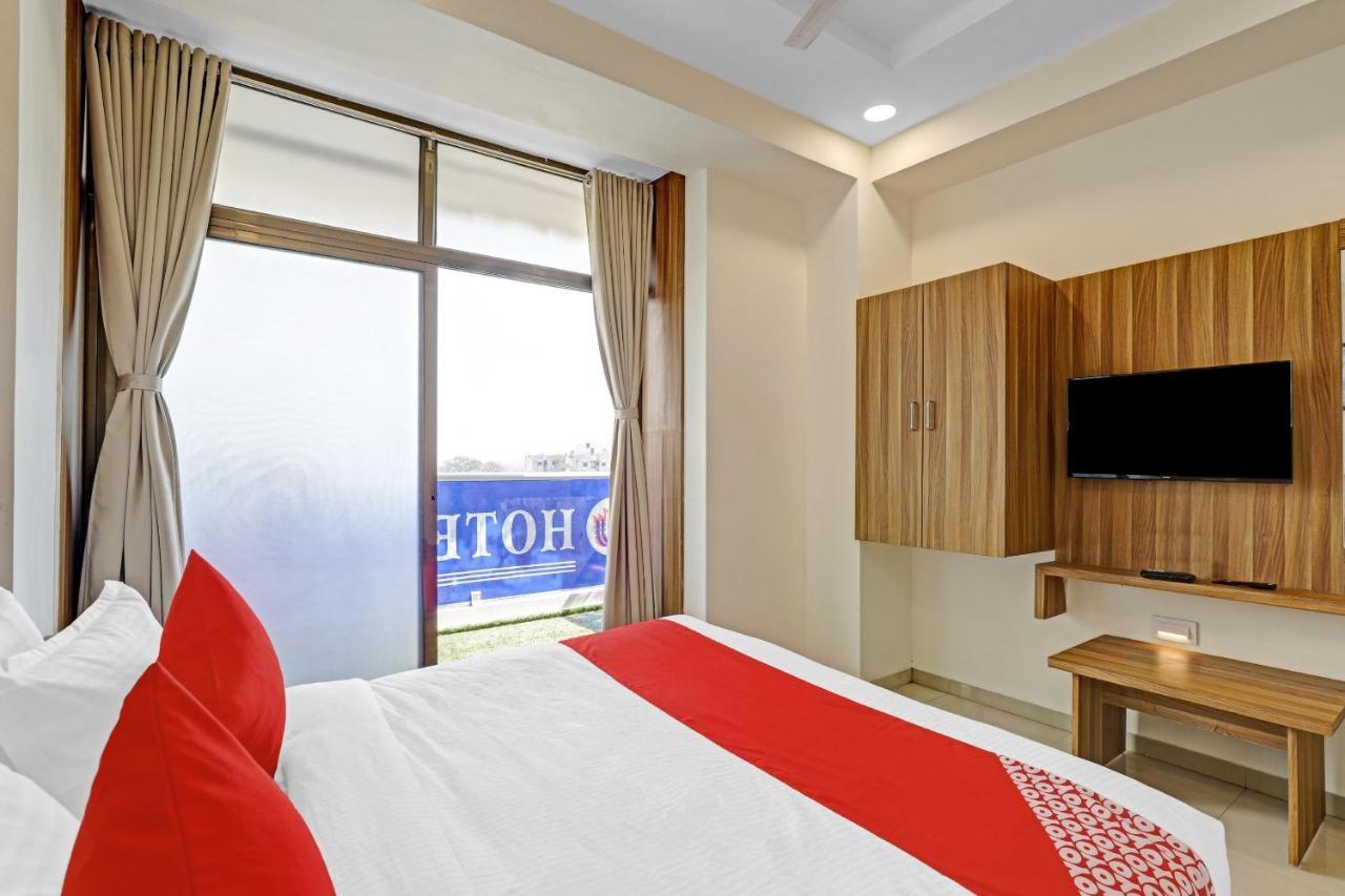 Oyo Flagship 86605 Hotel The Meriton Ahmedabad Buitenkant foto