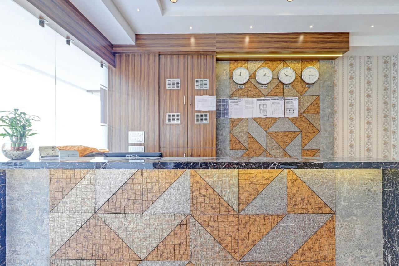 Oyo Flagship 86605 Hotel The Meriton Ahmedabad Buitenkant foto