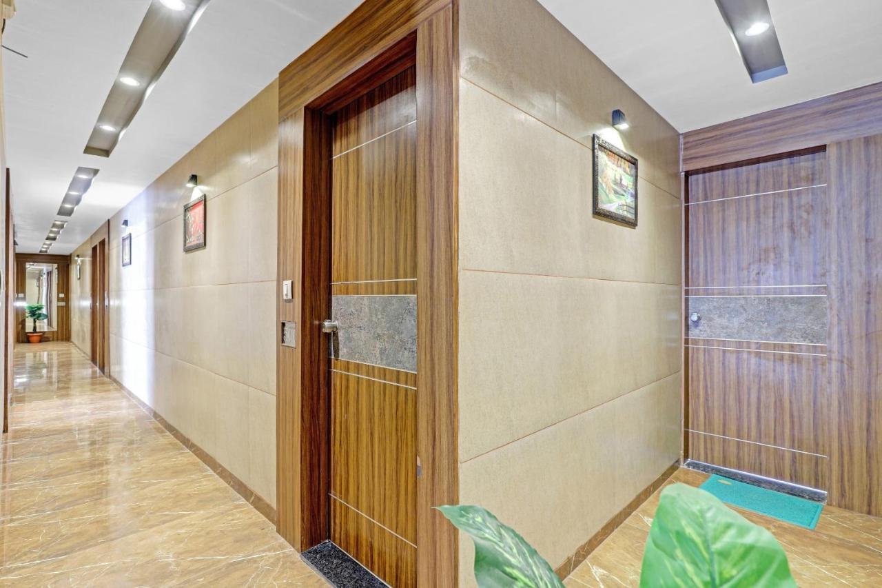 Oyo Flagship 86605 Hotel The Meriton Ahmedabad Buitenkant foto