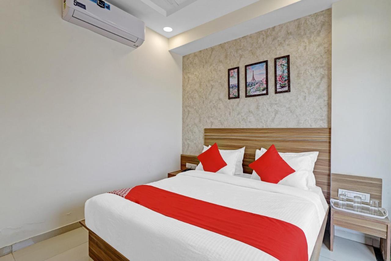 Oyo Flagship 86605 Hotel The Meriton Ahmedabad Buitenkant foto