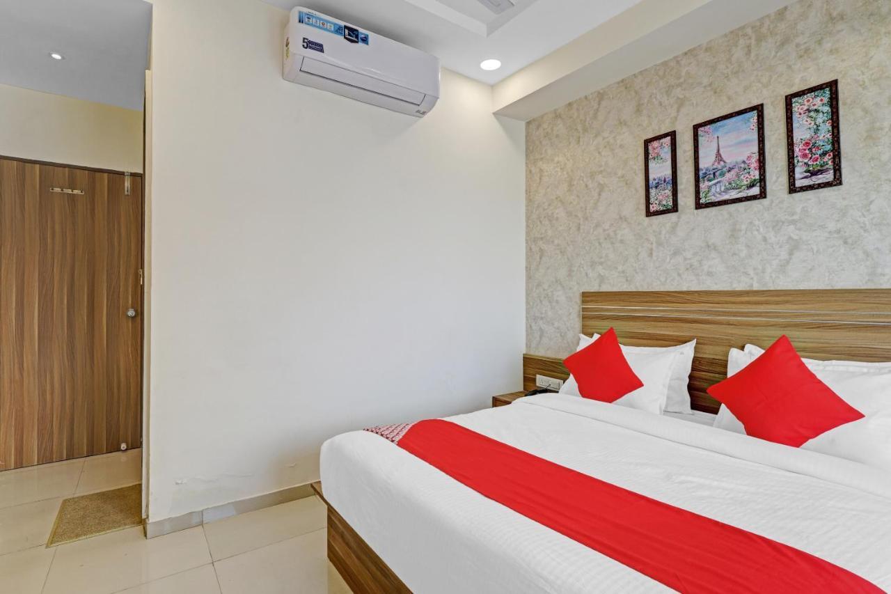 Oyo Flagship 86605 Hotel The Meriton Ahmedabad Buitenkant foto