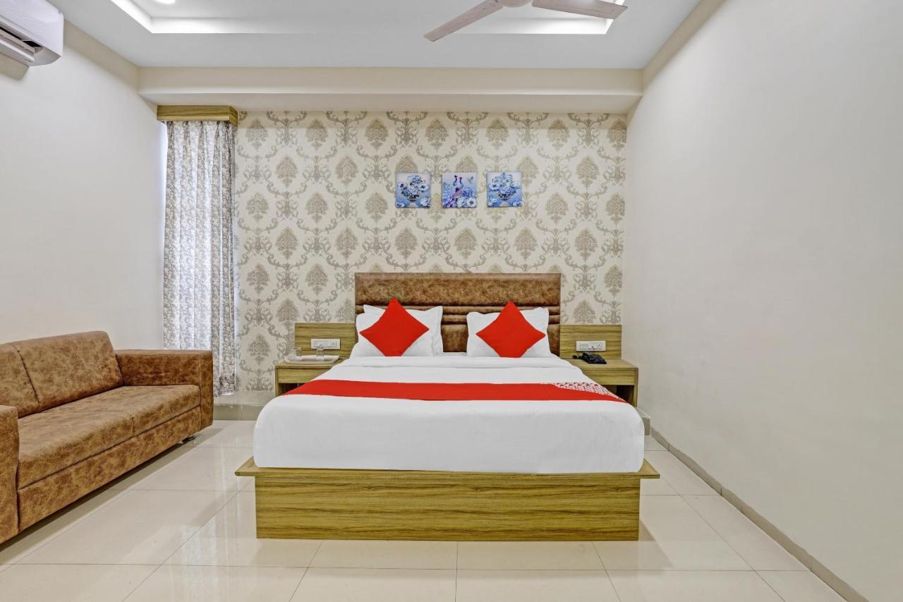 Oyo Flagship 86605 Hotel The Meriton Ahmedabad Buitenkant foto