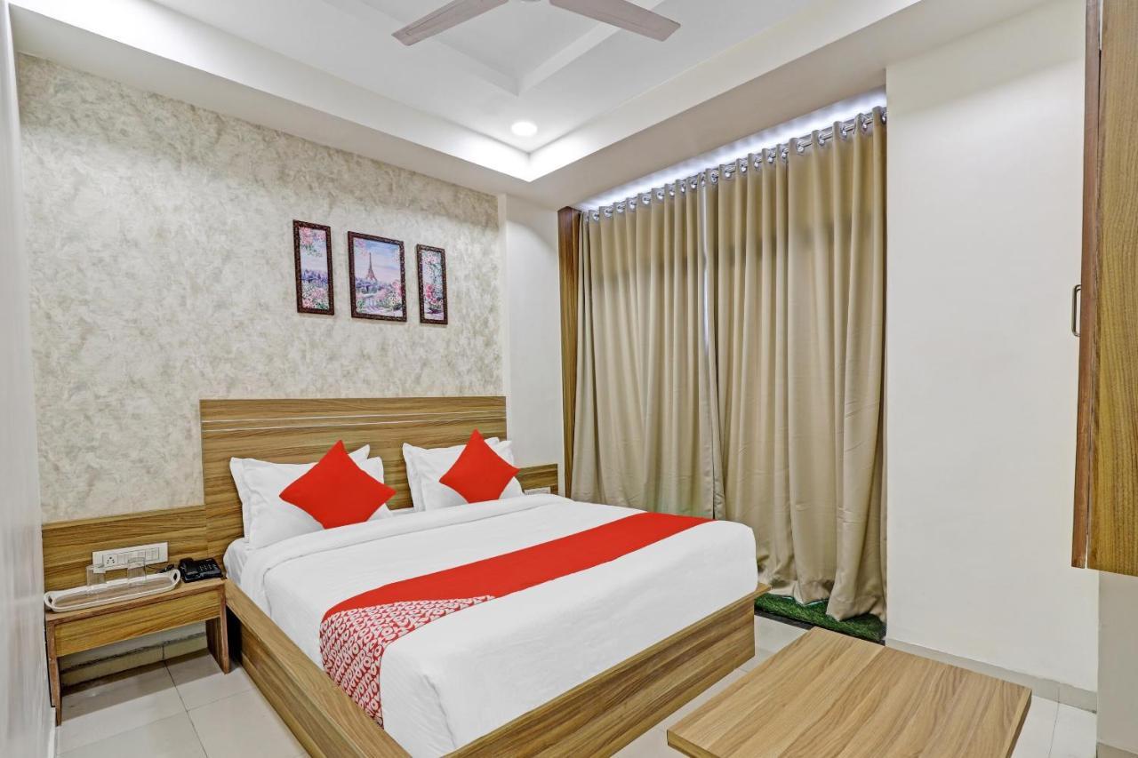 Oyo Flagship 86605 Hotel The Meriton Ahmedabad Buitenkant foto