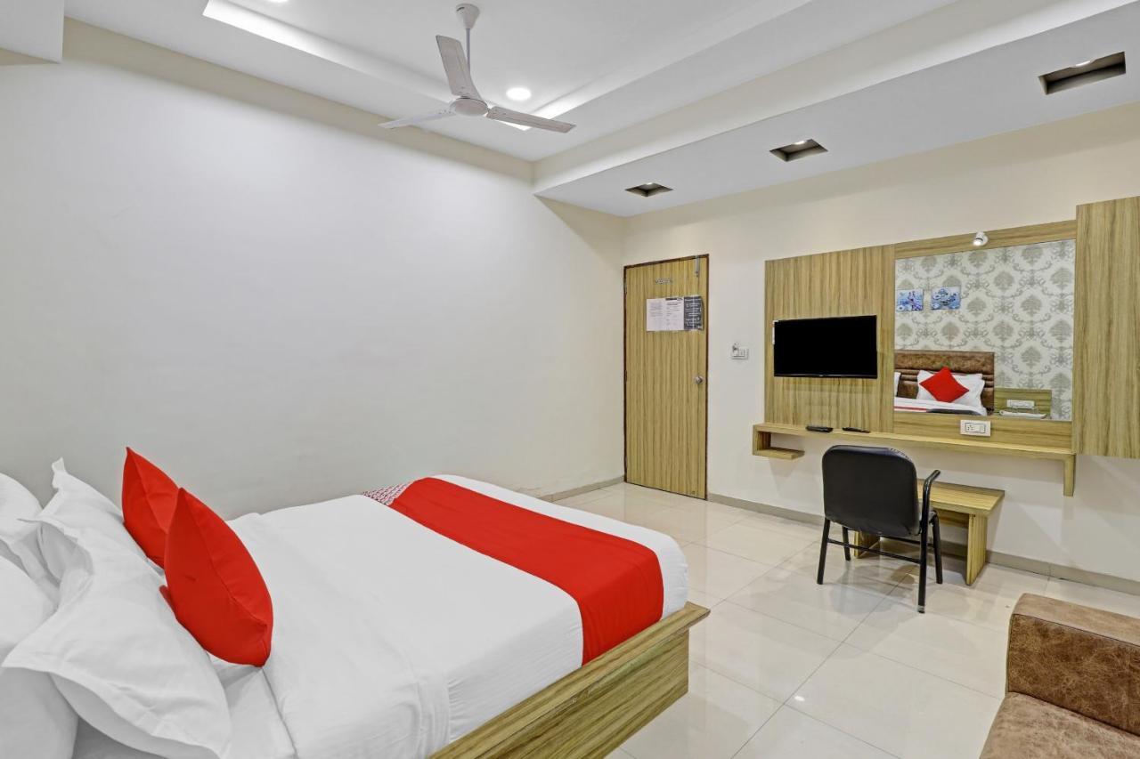 Oyo Flagship 86605 Hotel The Meriton Ahmedabad Buitenkant foto