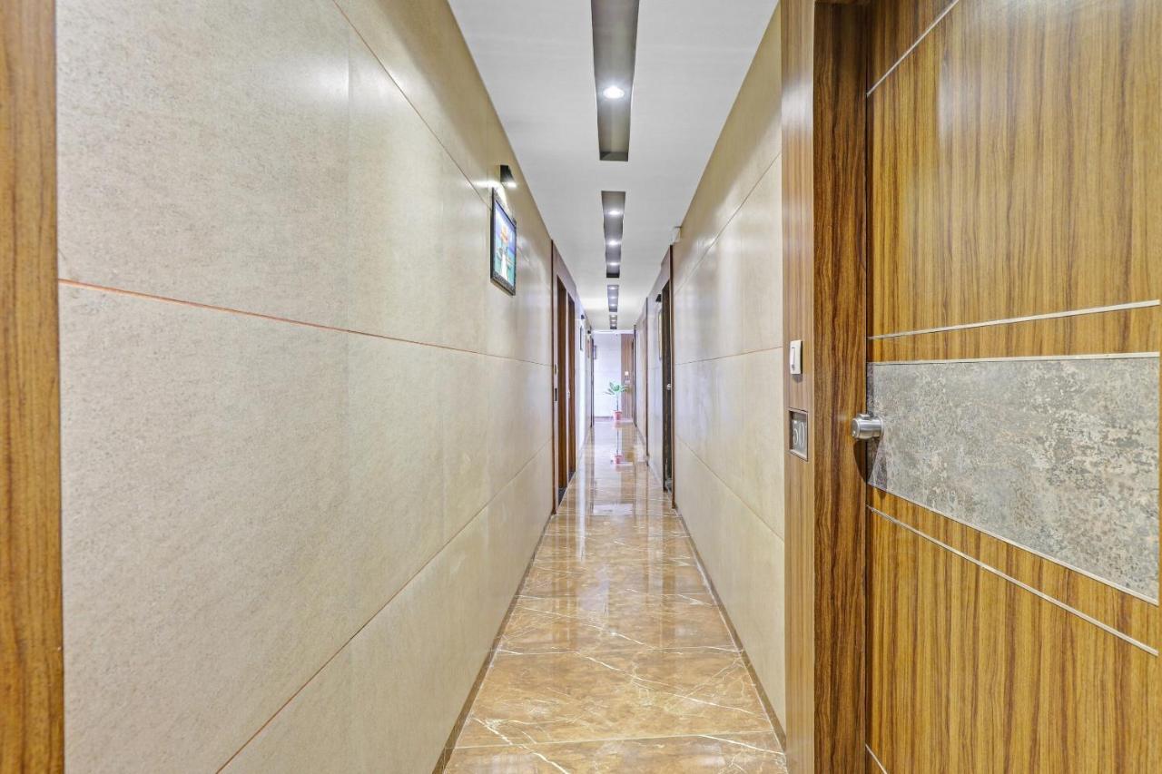 Oyo Flagship 86605 Hotel The Meriton Ahmedabad Buitenkant foto