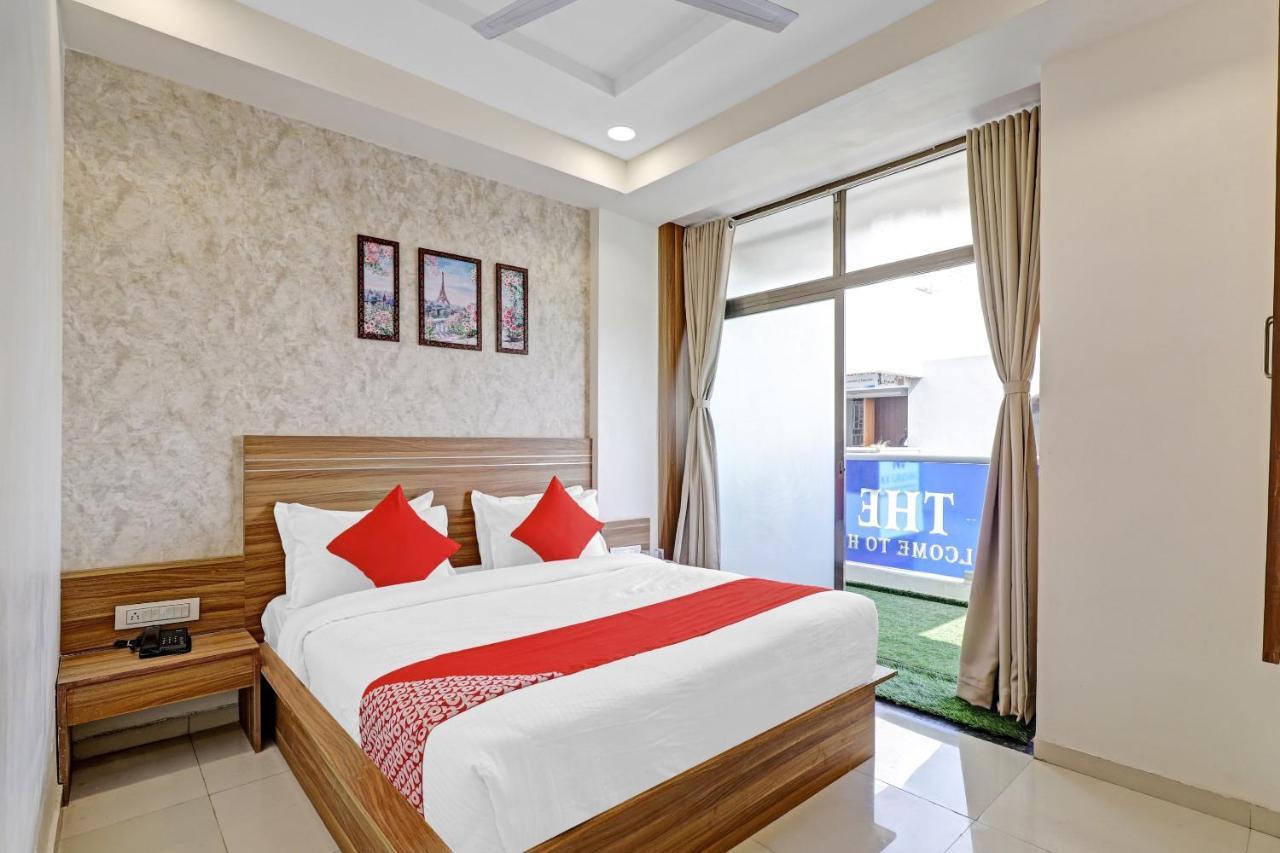 Oyo Flagship 86605 Hotel The Meriton Ahmedabad Buitenkant foto