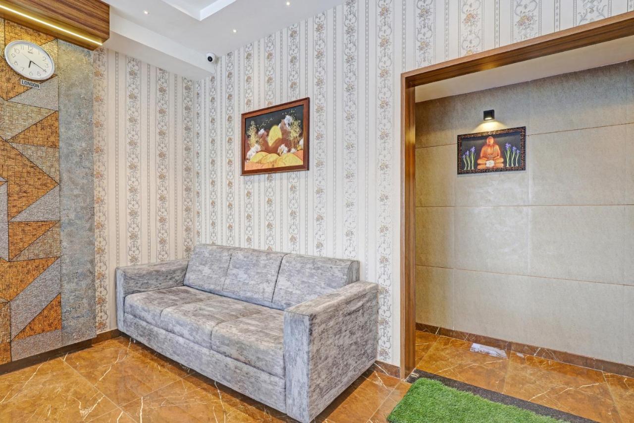 Oyo Flagship 86605 Hotel The Meriton Ahmedabad Buitenkant foto