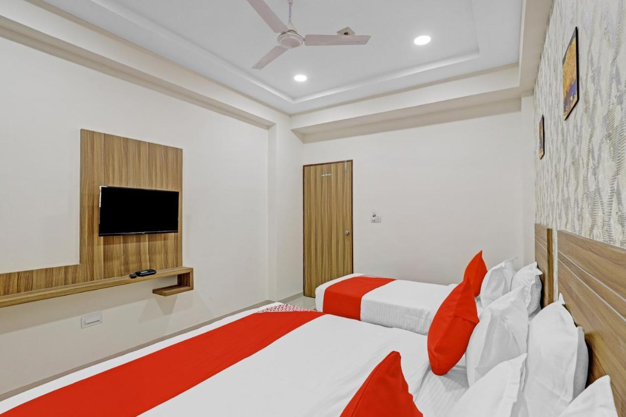 Oyo Flagship 86605 Hotel The Meriton Ahmedabad Buitenkant foto