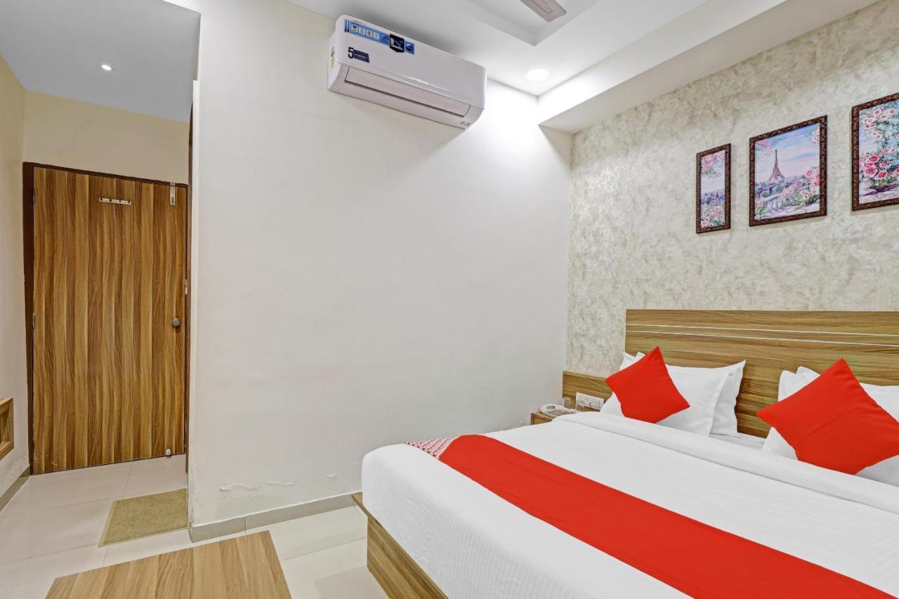 Oyo Flagship 86605 Hotel The Meriton Ahmedabad Buitenkant foto