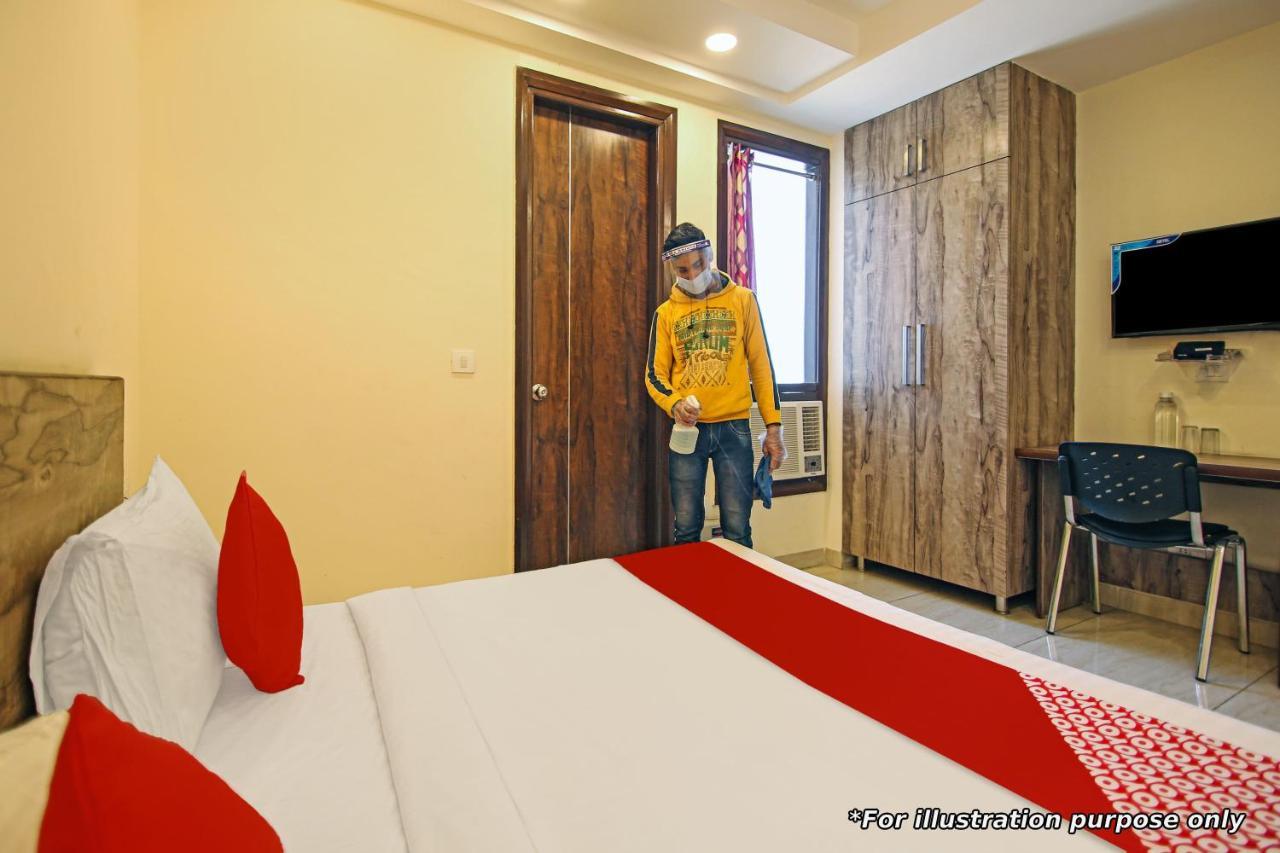 Oyo Flagship 86605 Hotel The Meriton Ahmedabad Buitenkant foto