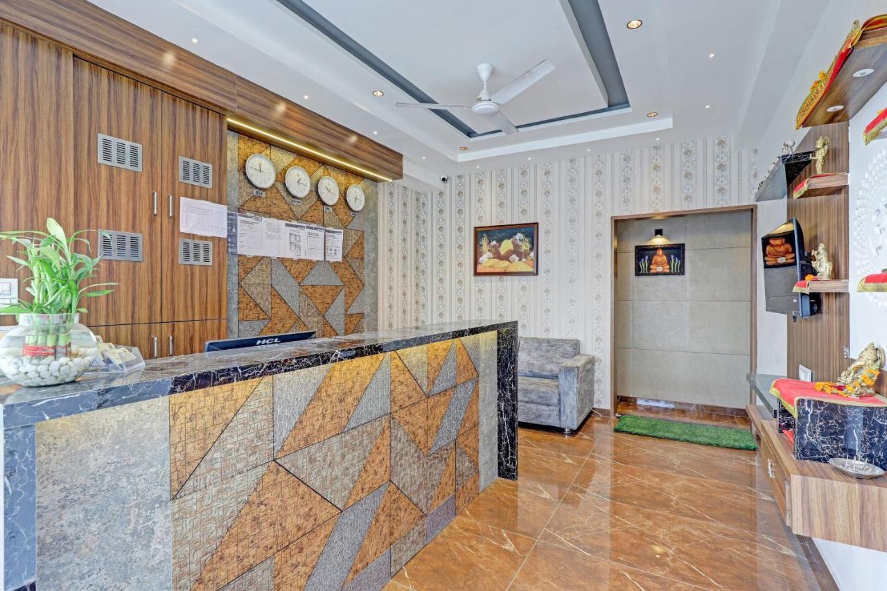 Oyo Flagship 86605 Hotel The Meriton Ahmedabad Buitenkant foto