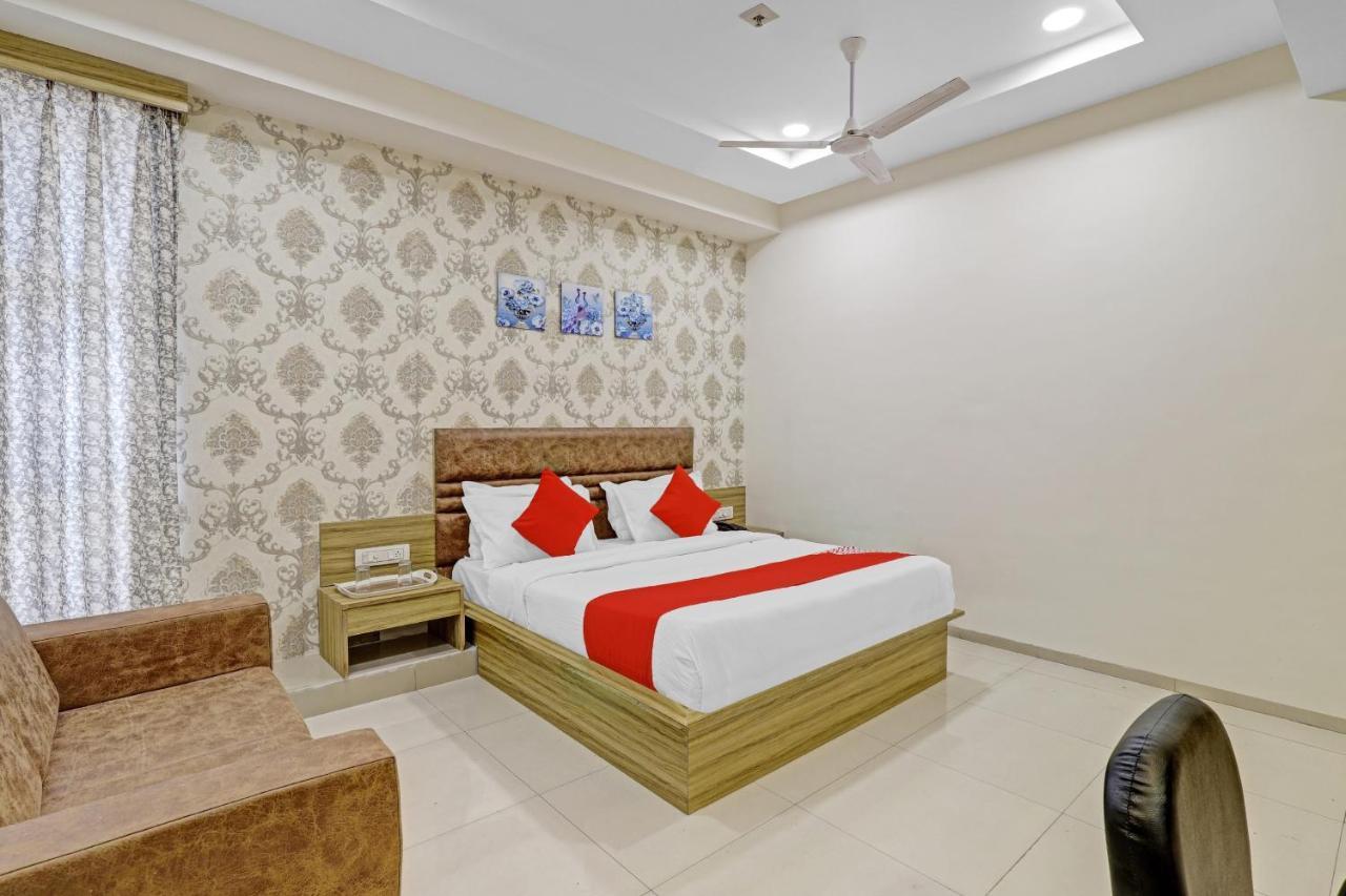 Oyo Flagship 86605 Hotel The Meriton Ahmedabad Buitenkant foto